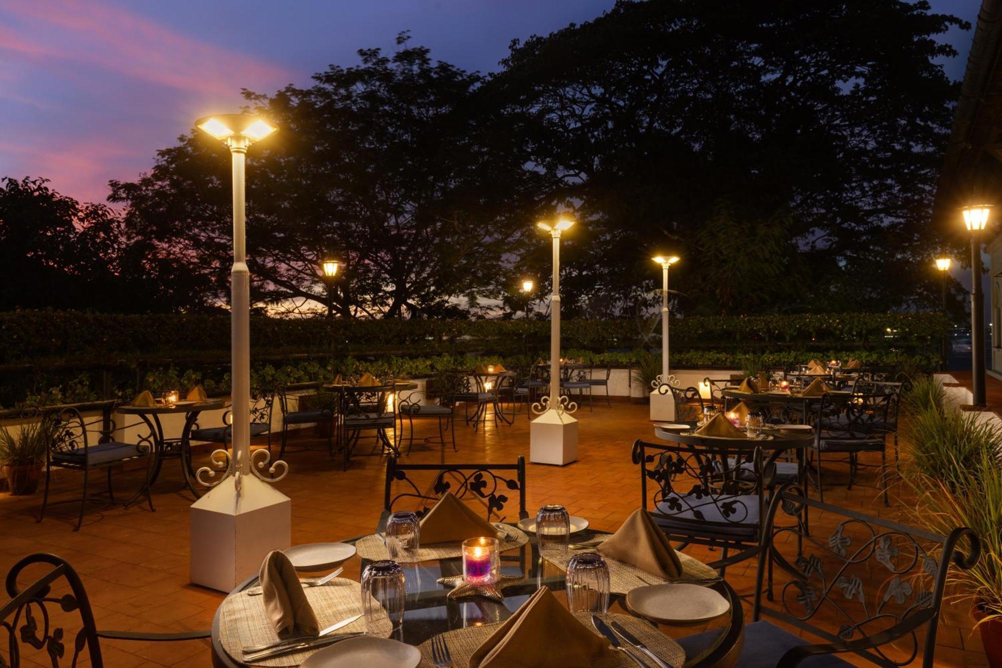 Brunton Boatyard - A Cgh Earth Experience Hotel Kochi Exterior photo